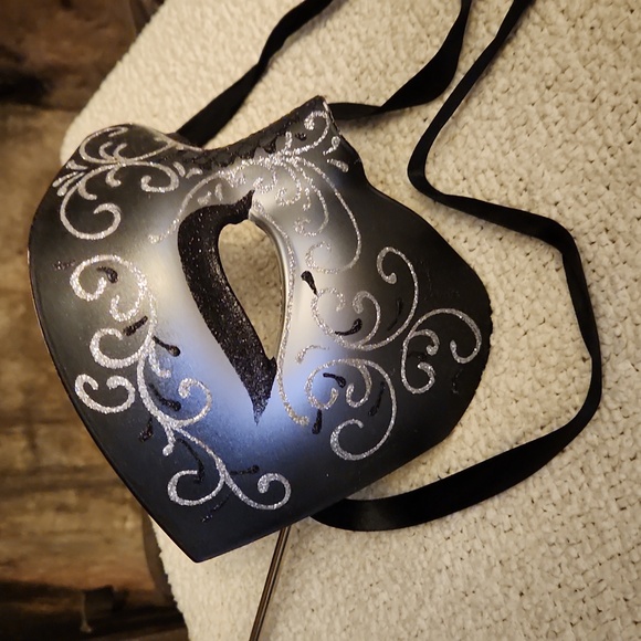 Masquerade Mask - Picture 3 of 3